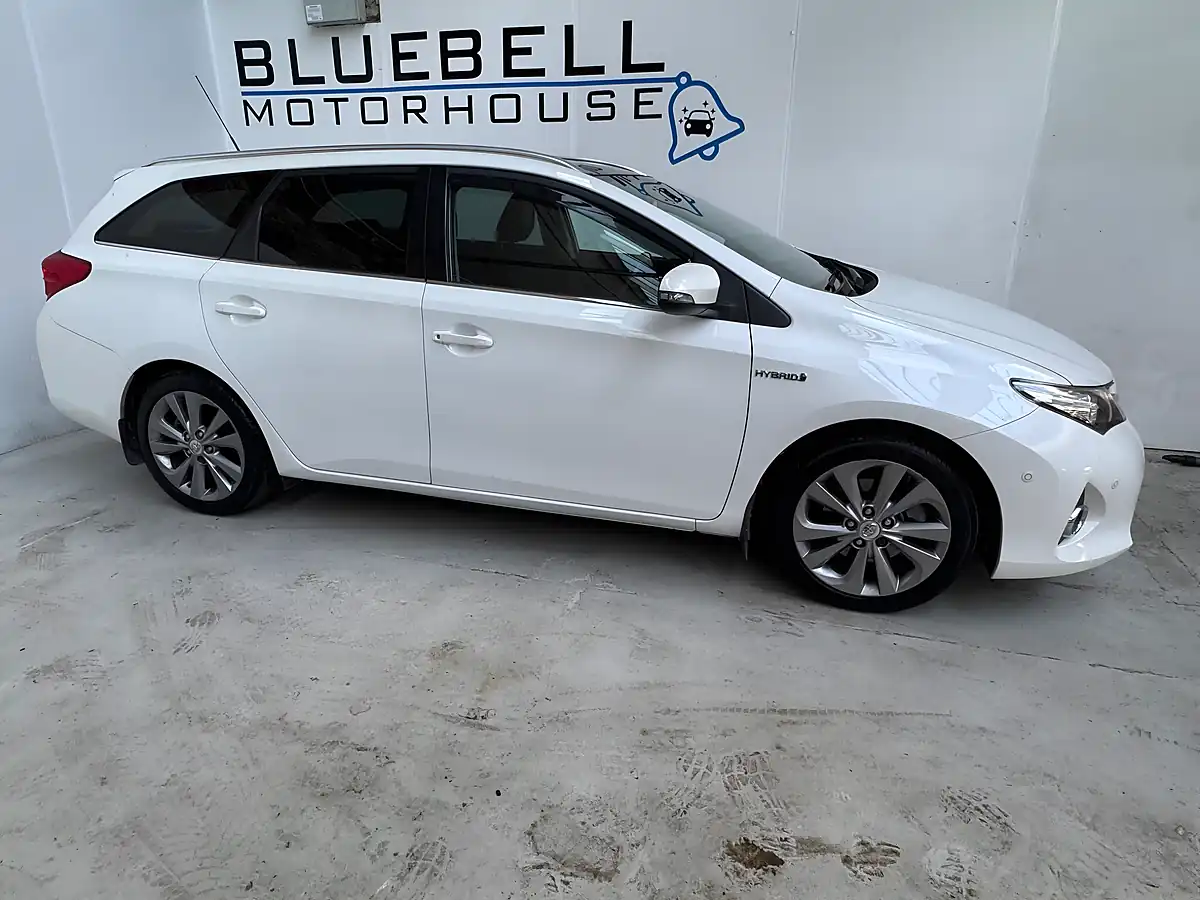 Used 2015 Toyota Auris Excel Touring Sports White - Interior and Exterior details 8