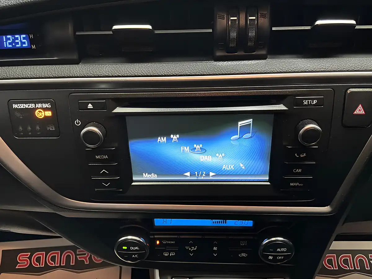 Used 2015 Toyota Auris Excel White - Interior and Exterior details 14