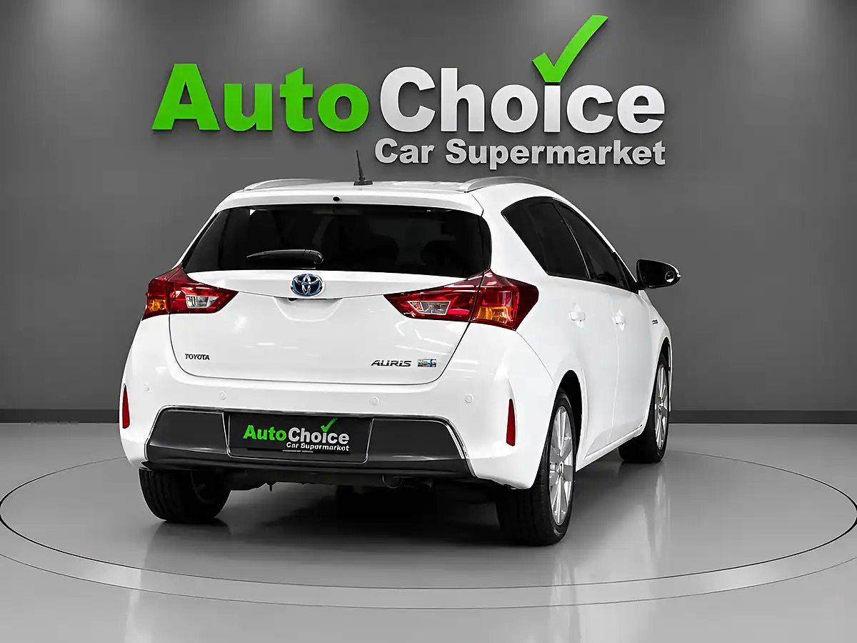 Used 2015 Toyota Auris Excel White - Interior and Exterior details 7