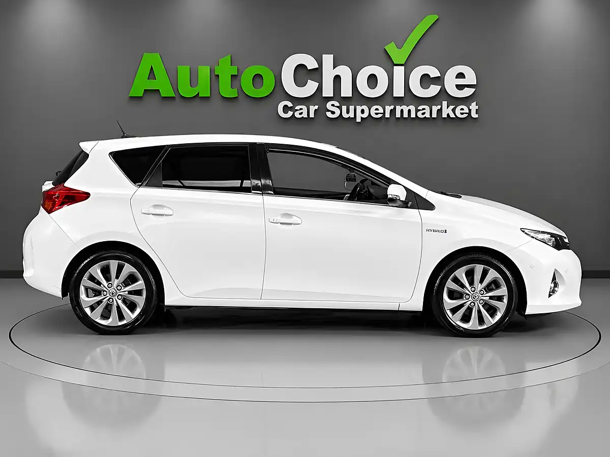 Used 2015 Toyota Auris Excel White - Interior and Exterior details 8