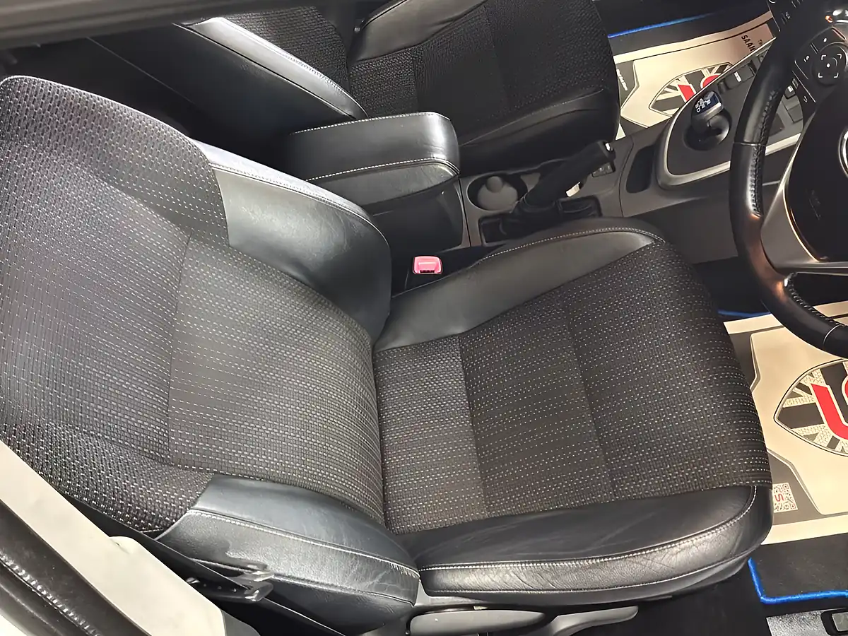 Used 2015 Toyota Auris Excel White - Interior and Exterior details 9