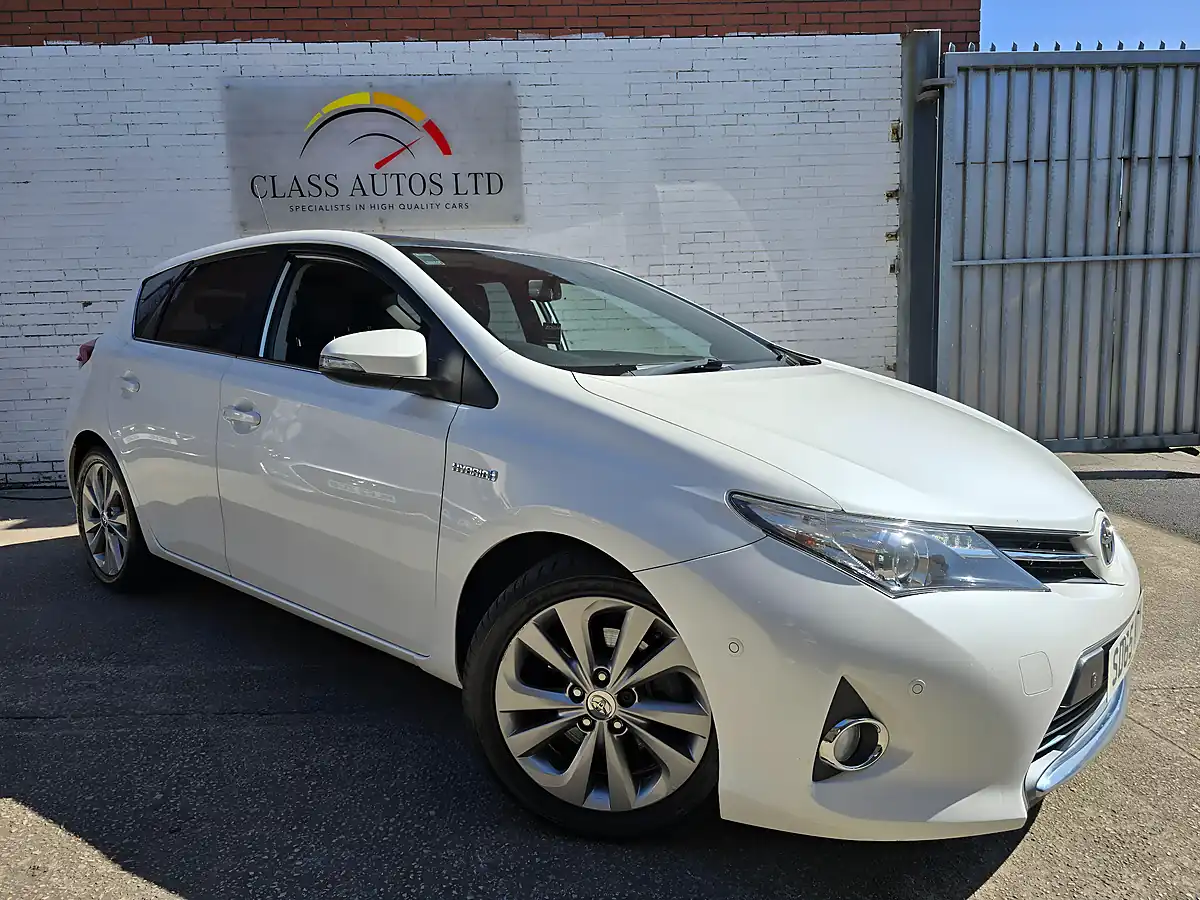 Used 2015 Toyota Auris Excel White - Front View