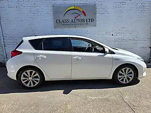 Used 2015 Toyota Auris Excel White - Interior and Exterior details 10