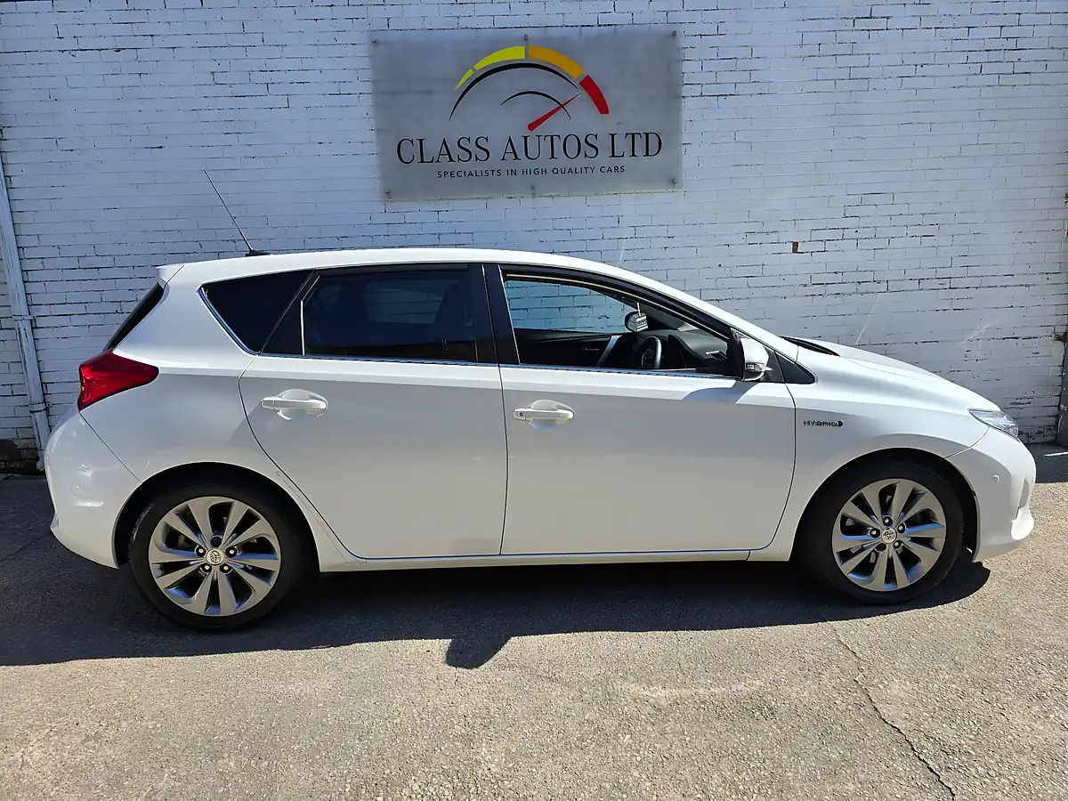 Used 2015 Toyota Auris Excel White - Interior and Exterior details 10