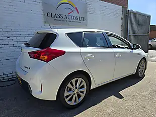 Used 2015 Toyota Auris Excel White - Interior and Exterior details 11