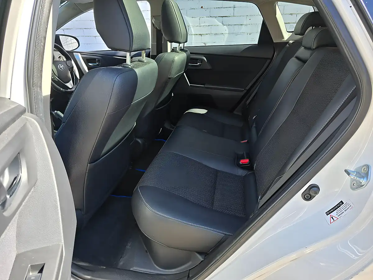 Used 2015 Toyota Auris Excel White - Interior and Exterior details 14
