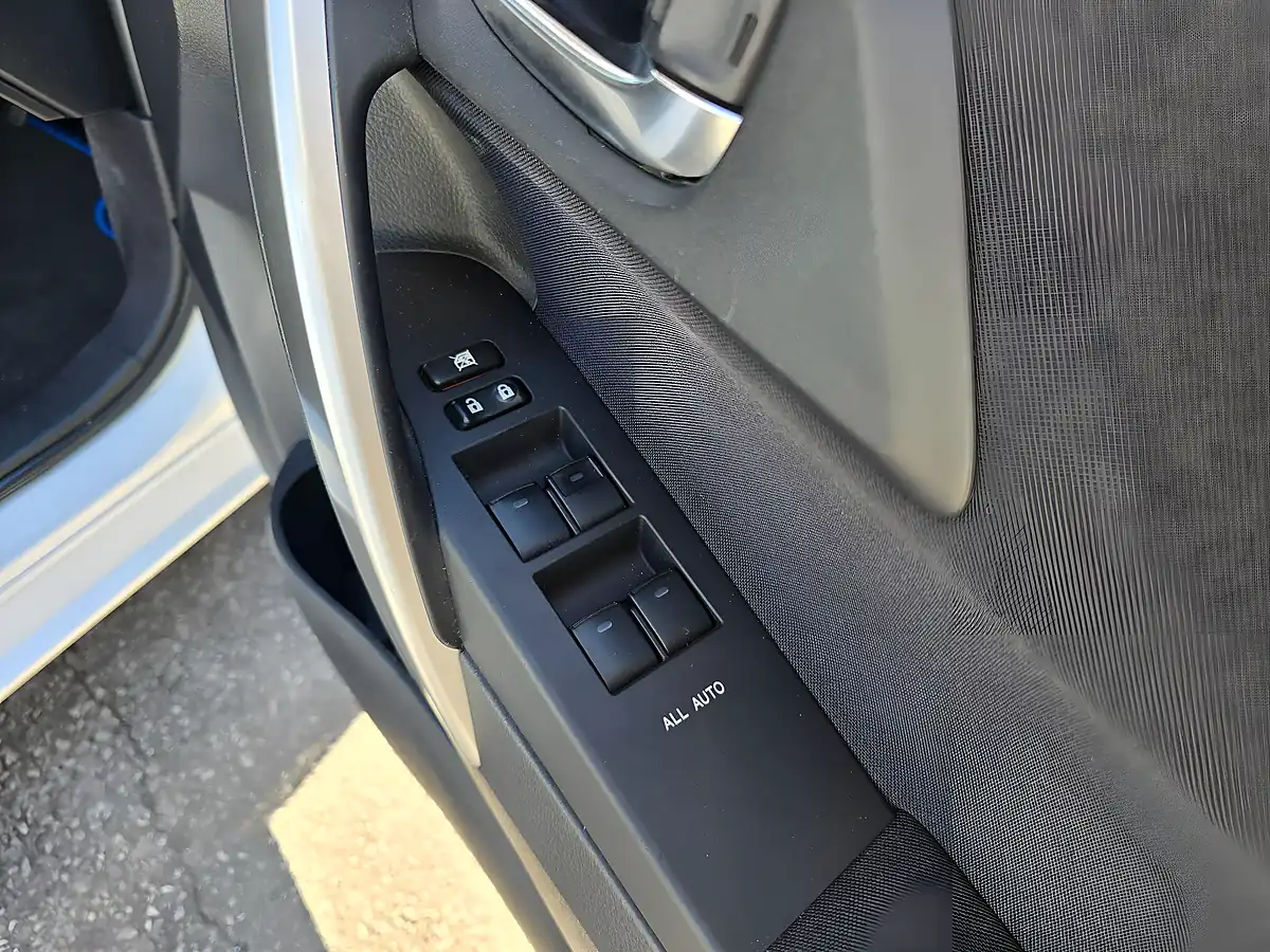 Used 2015 Toyota Auris Excel White - Interior and Exterior details 17