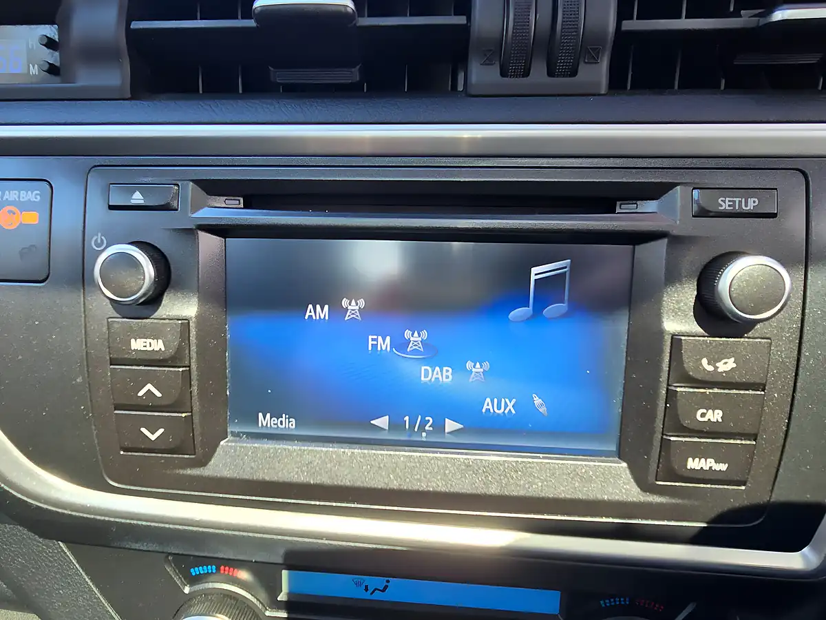 Used 2015 Toyota Auris Excel White - Interior and Exterior details 20