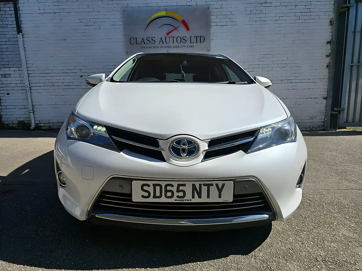Used 2015 Toyota Auris Excel White - Interior and Exterior details 3