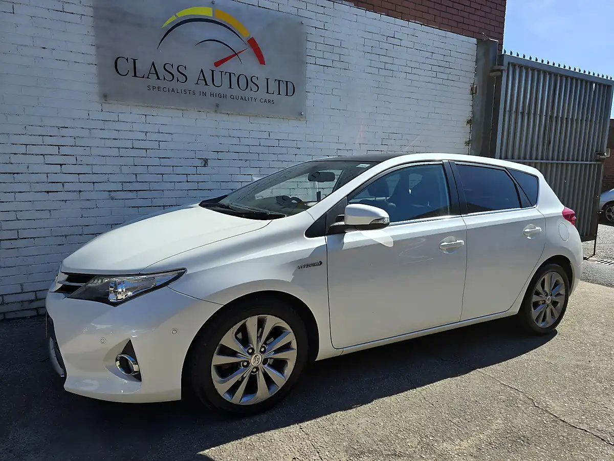 Used 2015 Toyota Auris Excel White - Interior and Exterior details 4