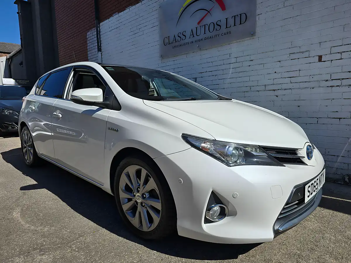 Used 2015 Toyota Auris Excel White - Interior and Exterior details 6
