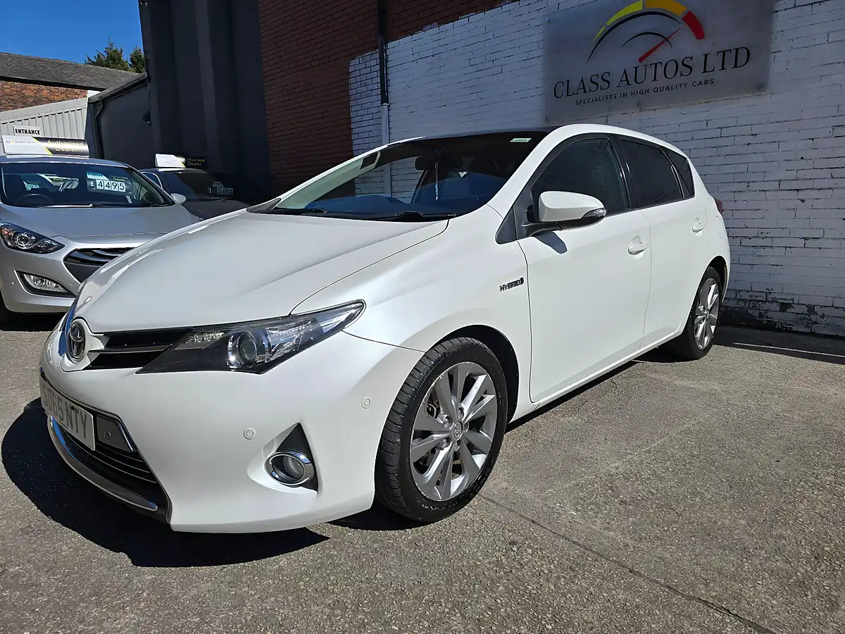 Used 2015 Toyota Auris Excel White - Interior and Exterior details 7