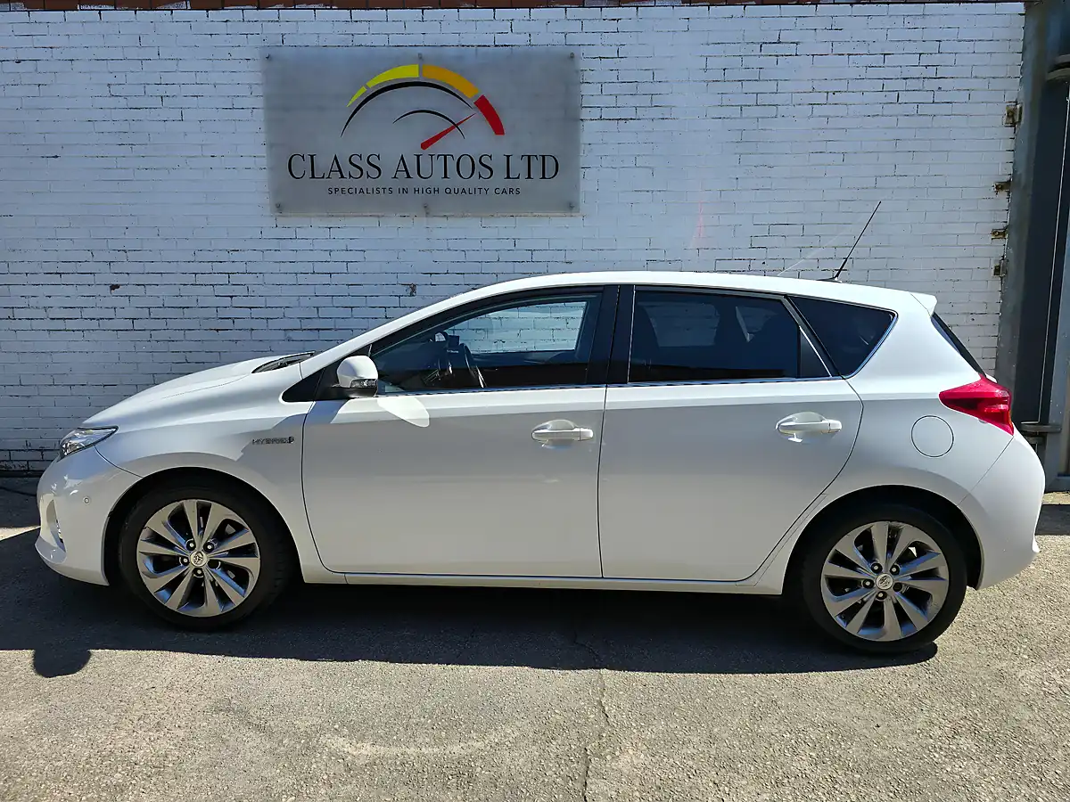 Used 2015 Toyota Auris Excel White - Interior and Exterior details 8