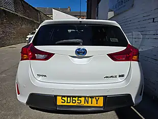Used 2015 Toyota Auris Excel White - Interior and Exterior details 9