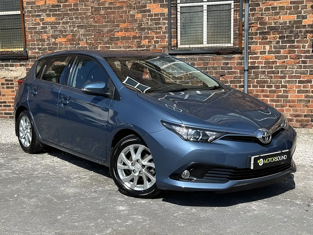 Used 2015 Toyota Auris Icon Blue - Front View
