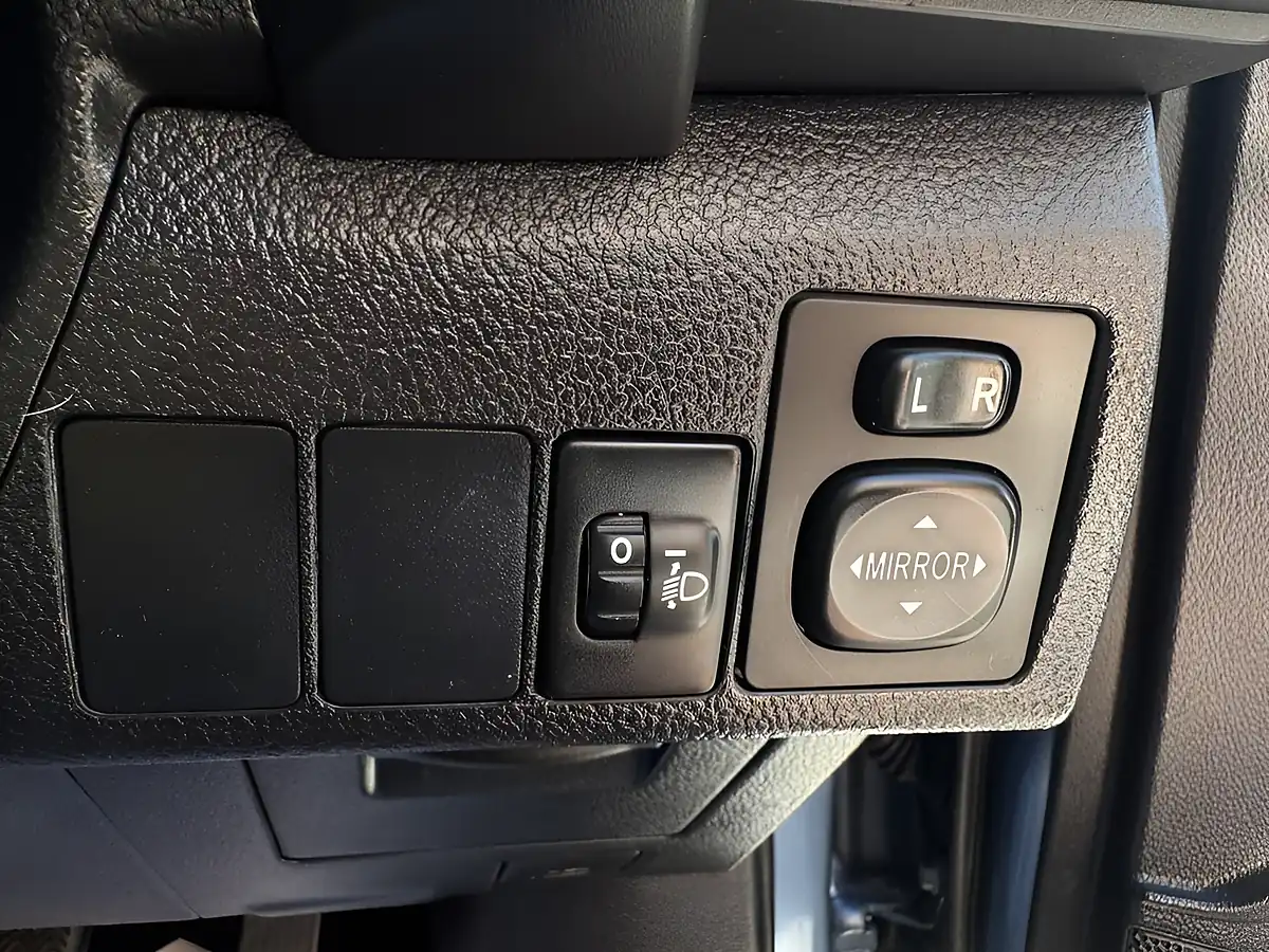 Used 2015 Toyota Auris Icon Blue - Interior and Exterior details 14