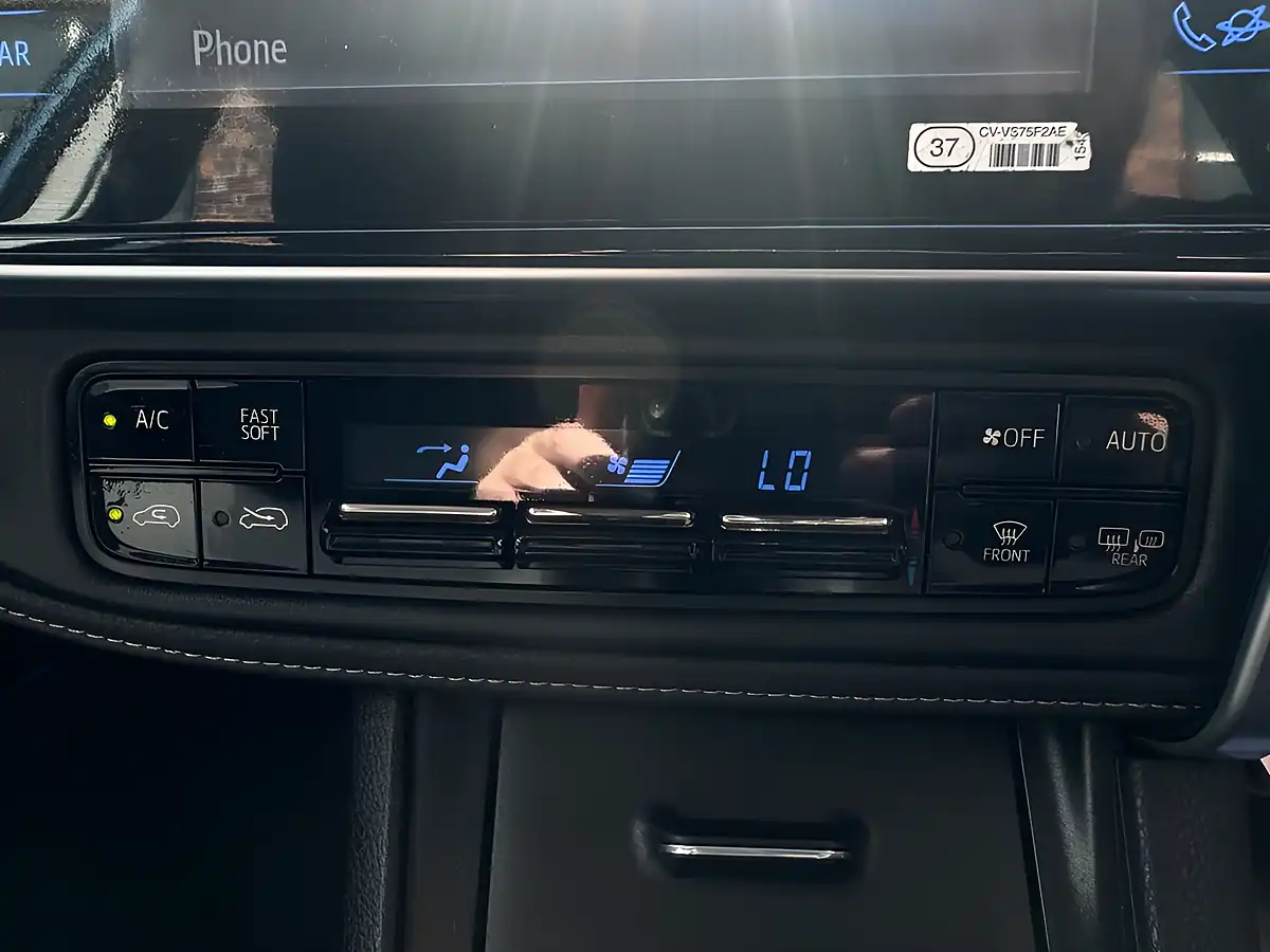 Used 2015 Toyota Auris Icon Blue - Interior and Exterior details 17