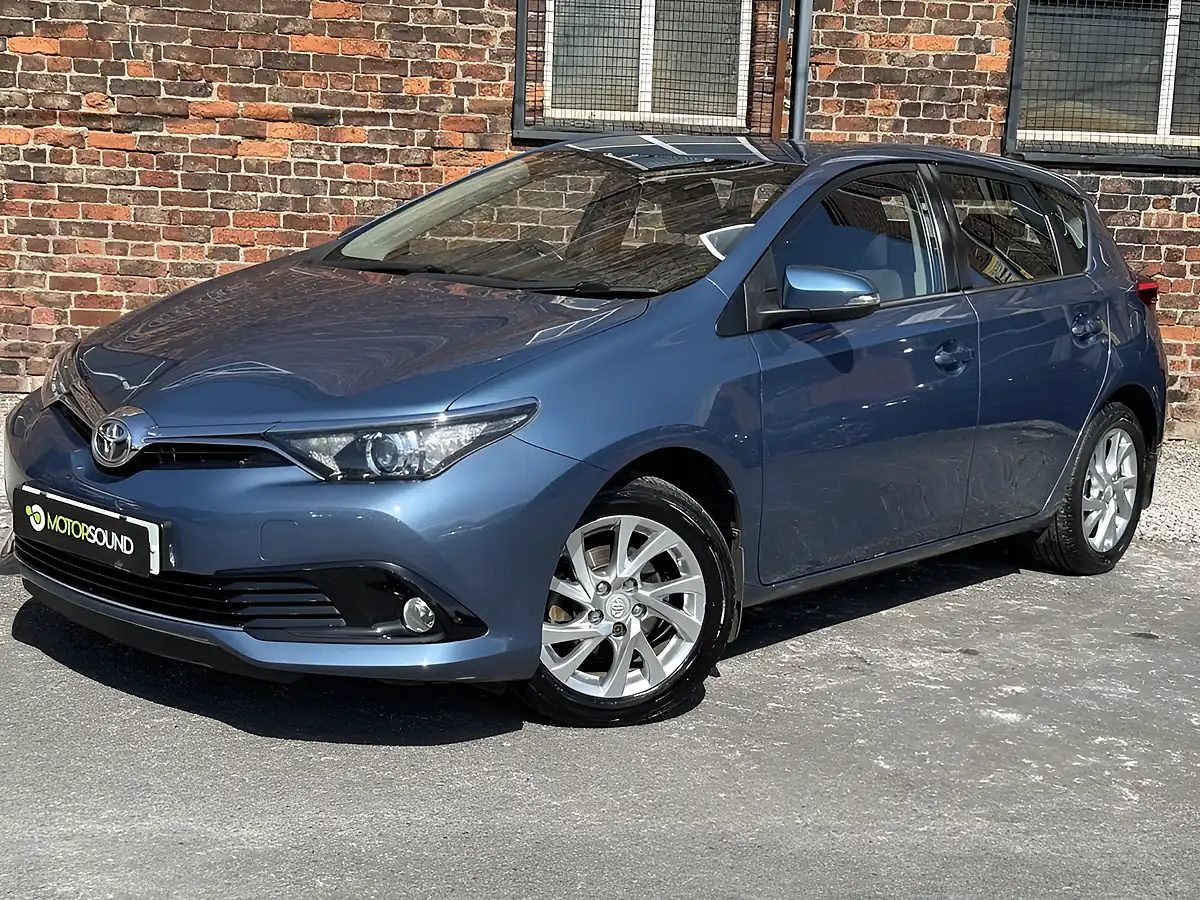 Used 2015 Toyota Auris Icon Blue - Interior and Exterior details 3