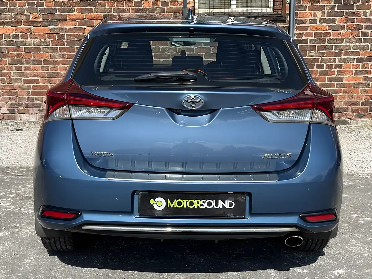 Used 2015 Toyota Auris Icon Blue - Interior and Exterior details 5
