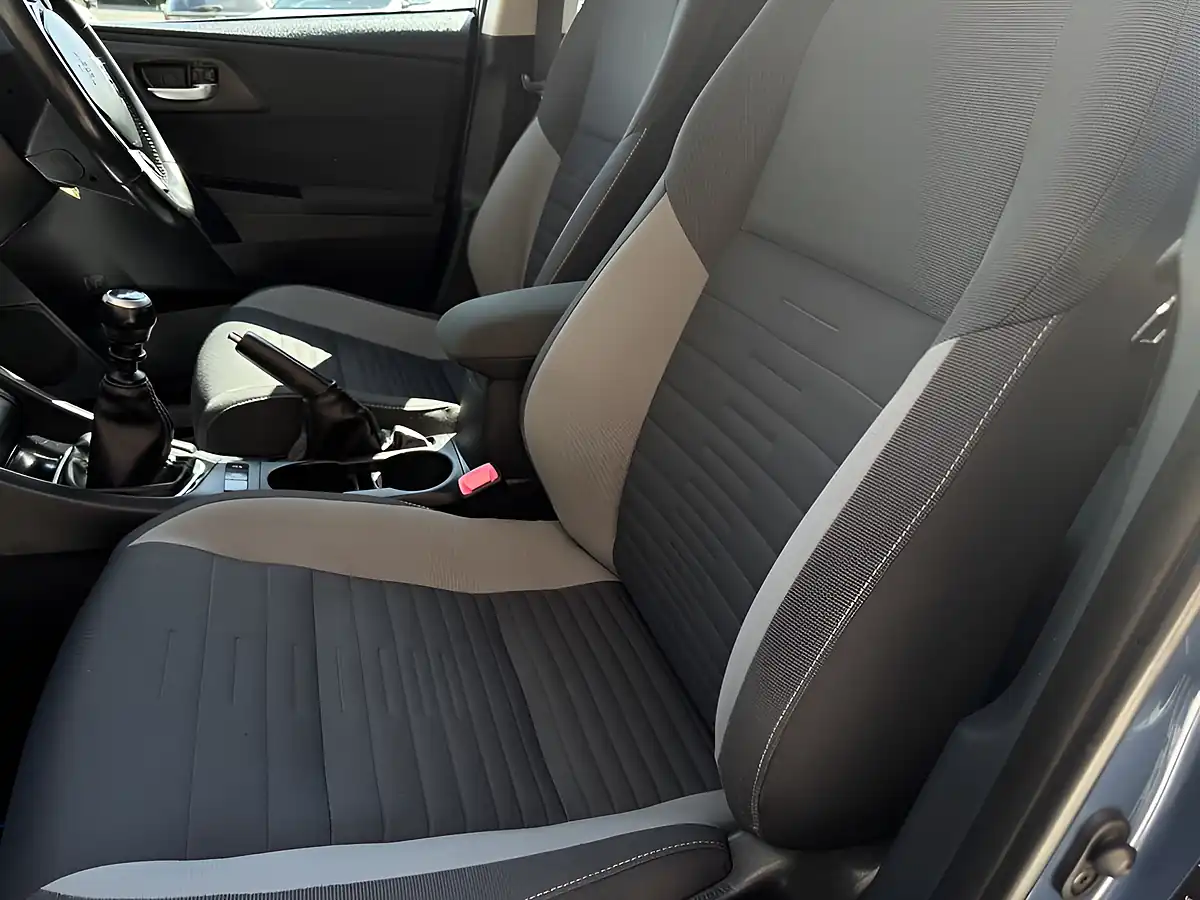Used 2015 Toyota Auris Icon Blue - Interior and Exterior details 7