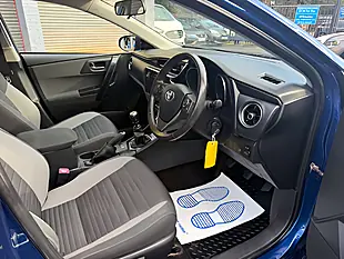 Used 2015 Toyota Auris Icon Blue - Interior and Exterior details 11