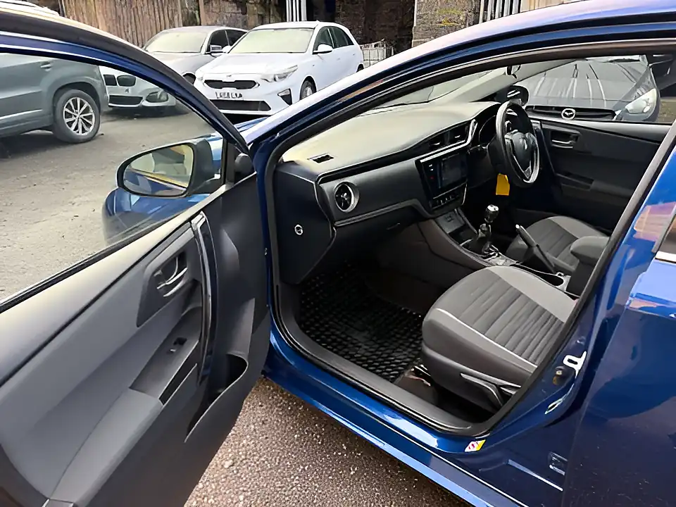 Used 2015 Toyota Auris Icon Blue - Interior and Exterior details 15