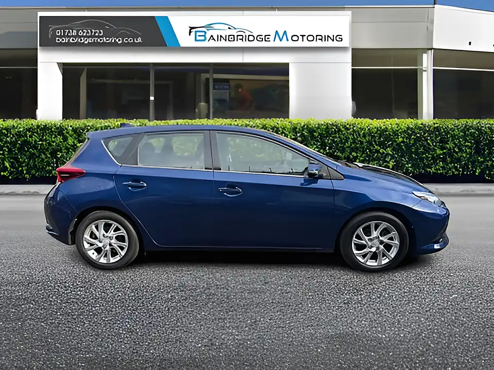 Used 2015 Toyota Auris Icon Blue - Interior and Exterior details 2