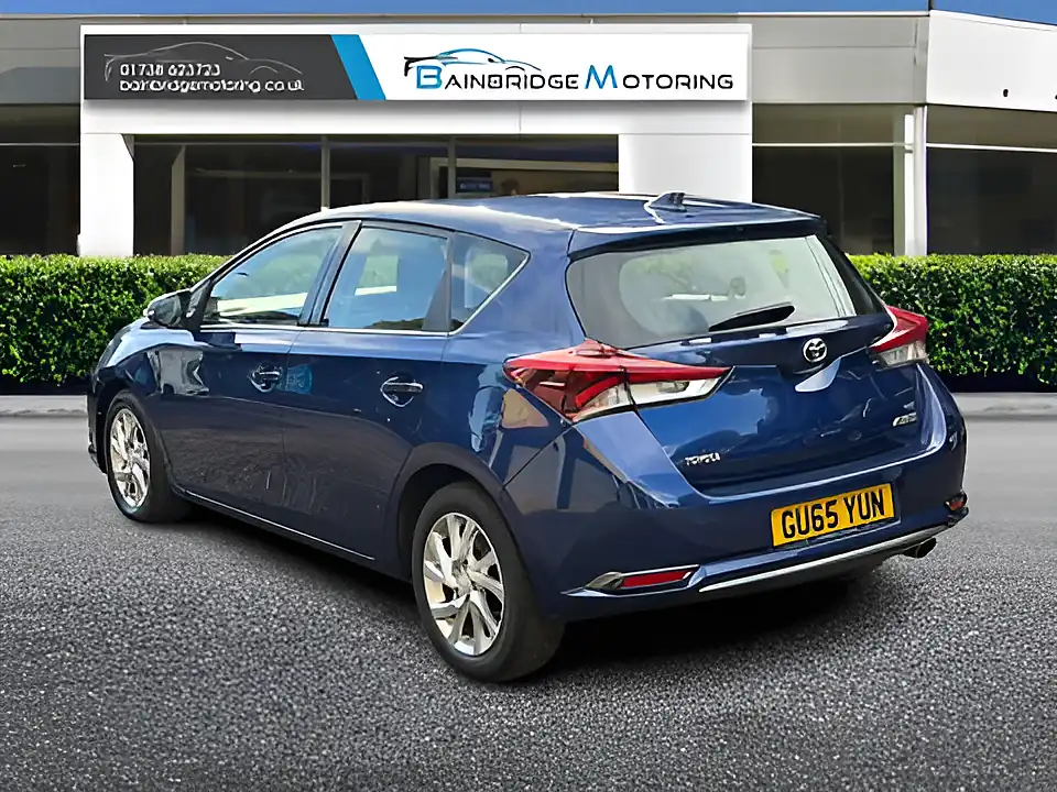 Used 2015 Toyota Auris Icon Blue - Interior and Exterior details 5