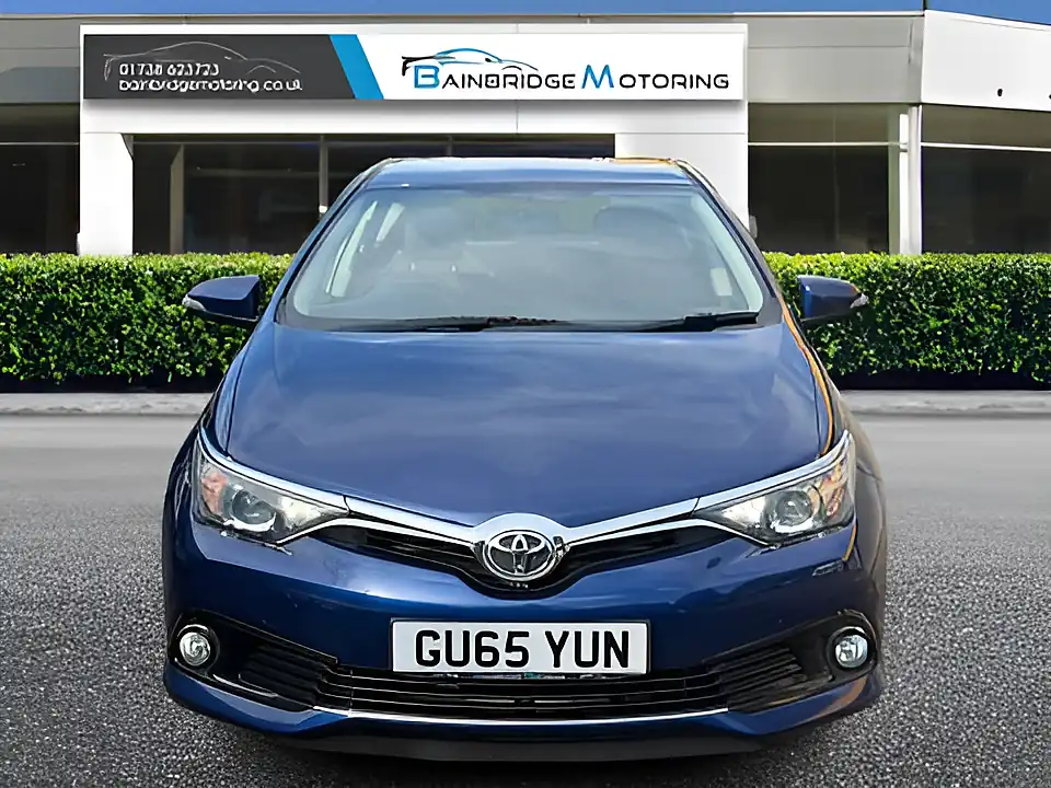 Used 2015 Toyota Auris Icon Blue - Interior and Exterior details 8