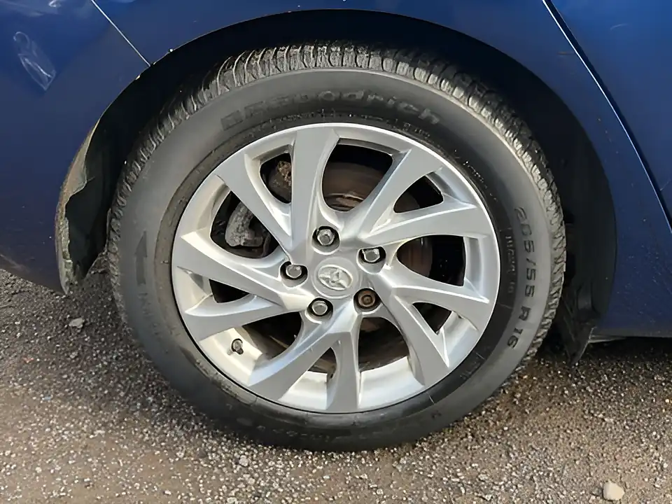 Used 2015 Toyota Auris Icon Blue - Interior and Exterior details 9