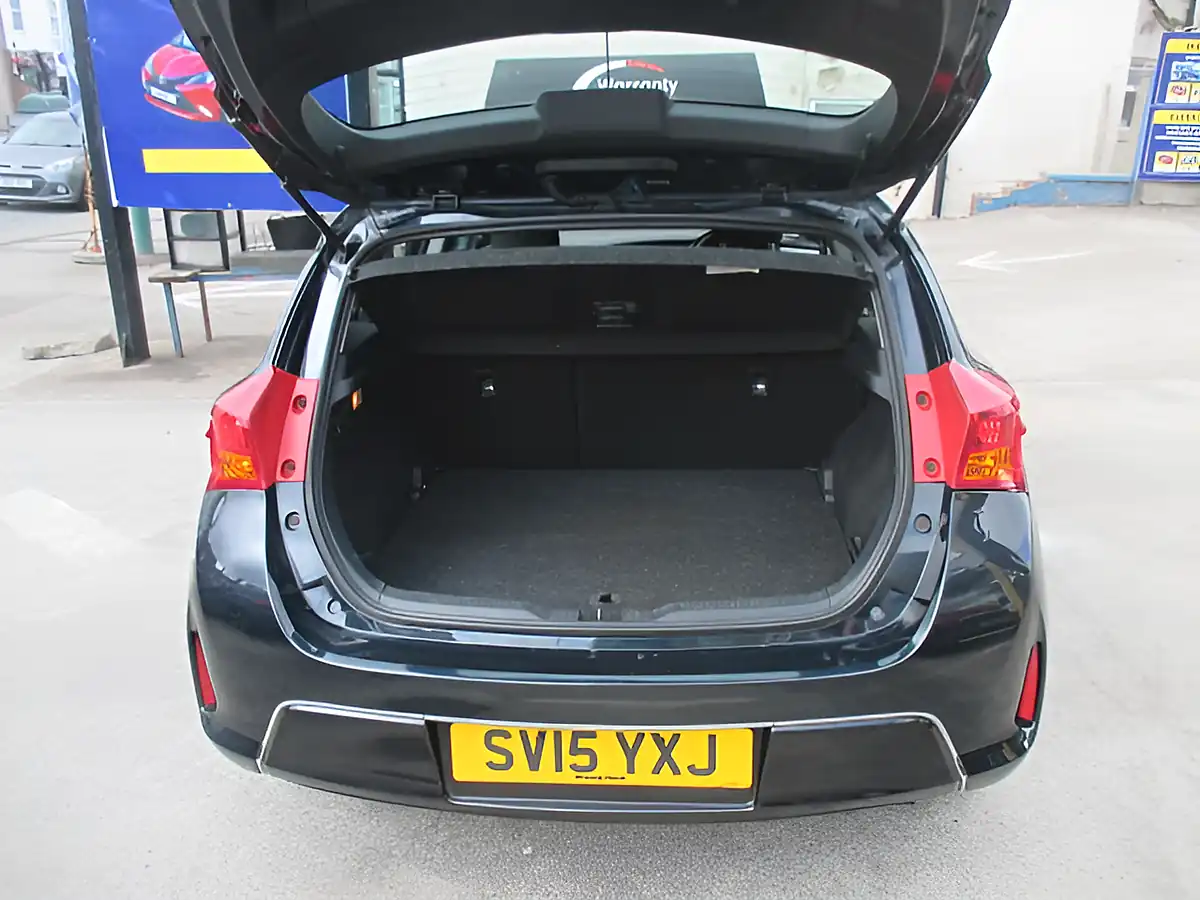 Used 2015 Toyota Auris Icon Grey - Interior and Exterior details 6