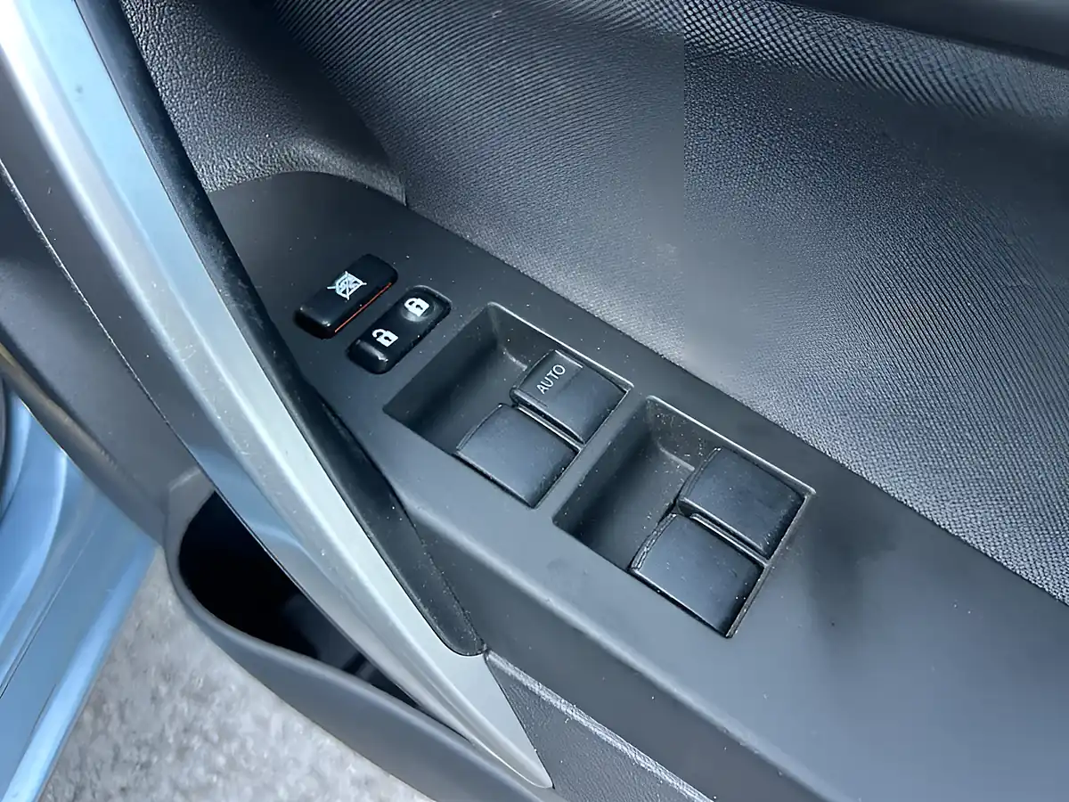 Used 2015 Toyota Auris Icon Plus Blue - Interior and Exterior details 17