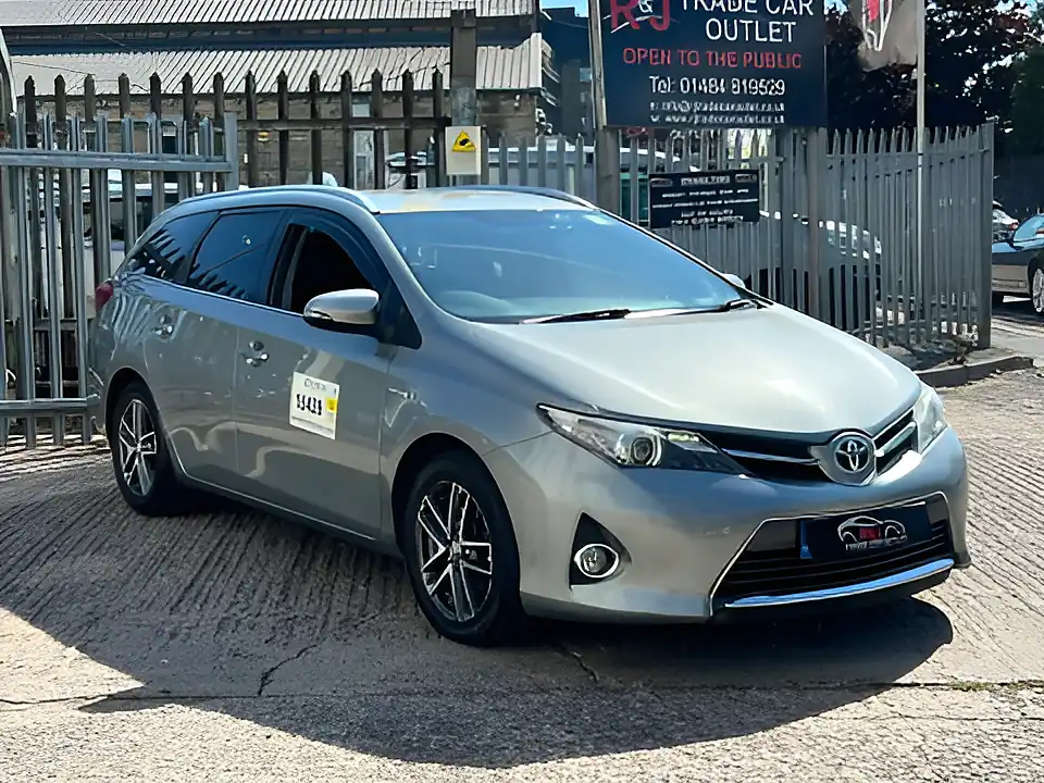 Used 2015 Toyota Auris Icon Plus Grey - Interior and Exterior details 5