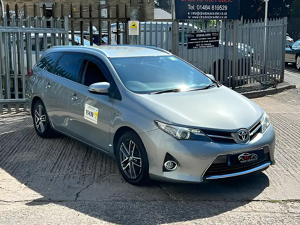 Used 2015 Toyota Auris Icon Plus Grey - Interior and Exterior details 6