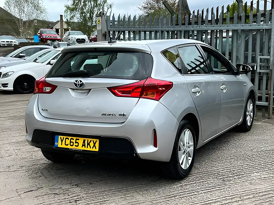 Used 2015 Toyota Auris Icon Silver - Interior and Exterior details 10