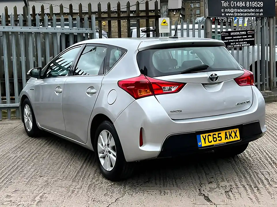 Used 2015 Toyota Auris Icon Silver - Interior and Exterior details 11