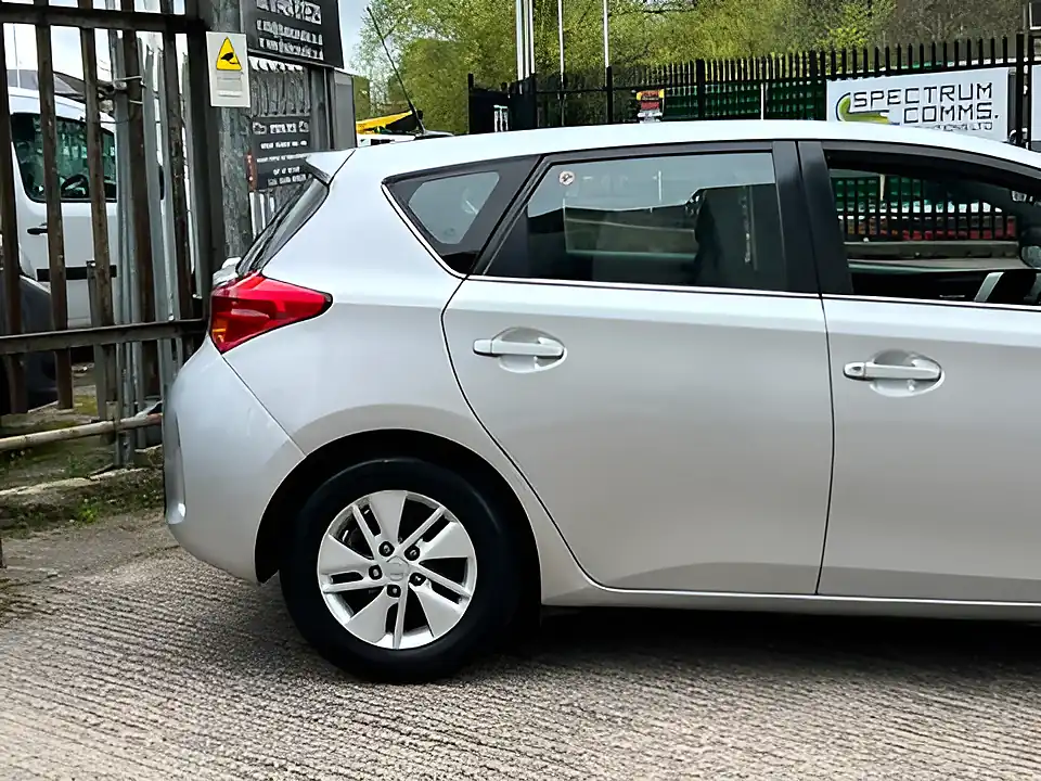 Used 2015 Toyota Auris Icon Silver - Interior and Exterior details 13