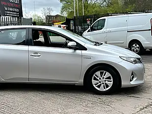 Used 2015 Toyota Auris Icon Silver - Interior and Exterior details 14
