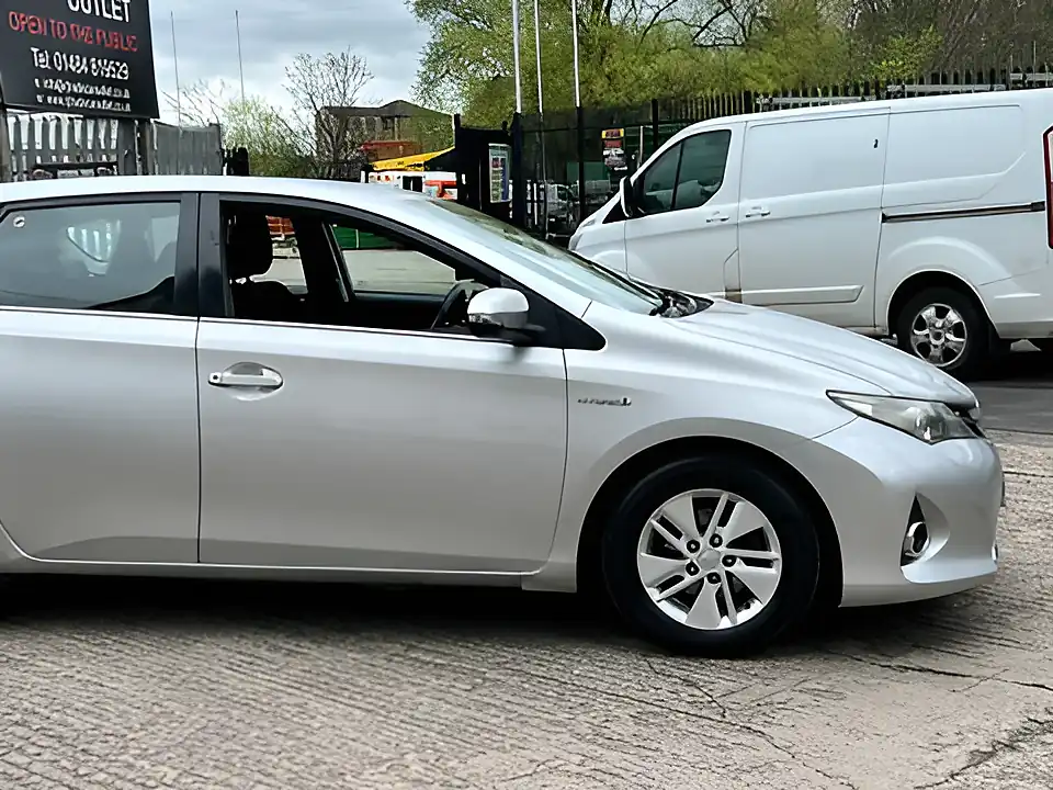 Used 2015 Toyota Auris Icon Silver - Interior and Exterior details 14