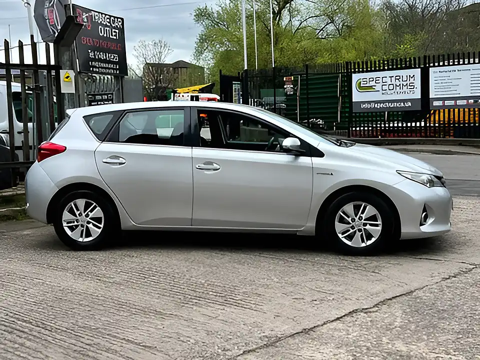 Used 2015 Toyota Auris Icon Silver - Interior and Exterior details 15