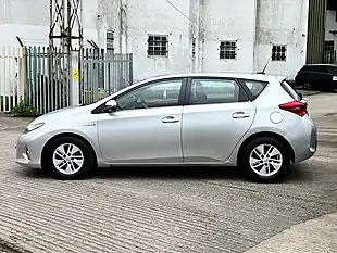 Used 2015 Toyota Auris Icon Silver - Interior and Exterior details 16