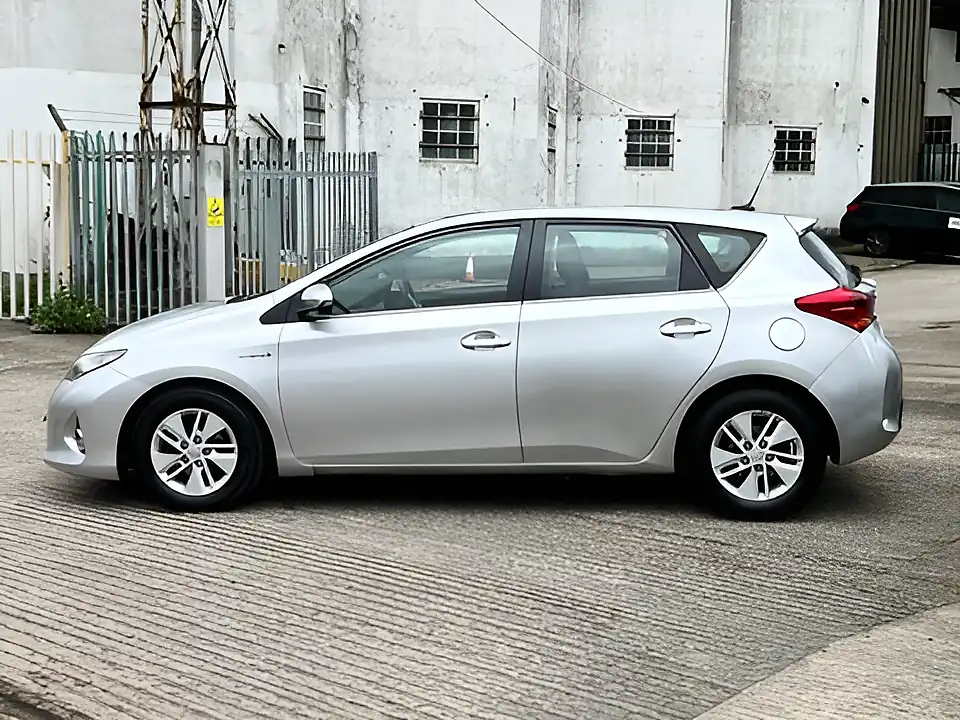Used 2015 Toyota Auris Icon Silver - Interior and Exterior details 16