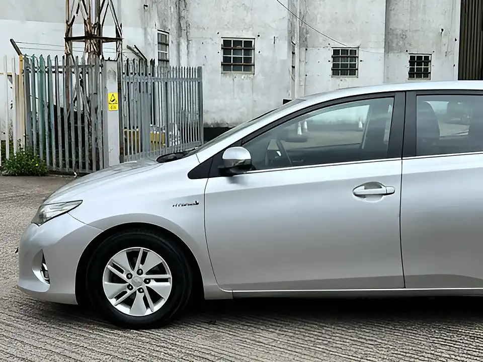Used 2015 Toyota Auris Icon Silver - Interior and Exterior details 17