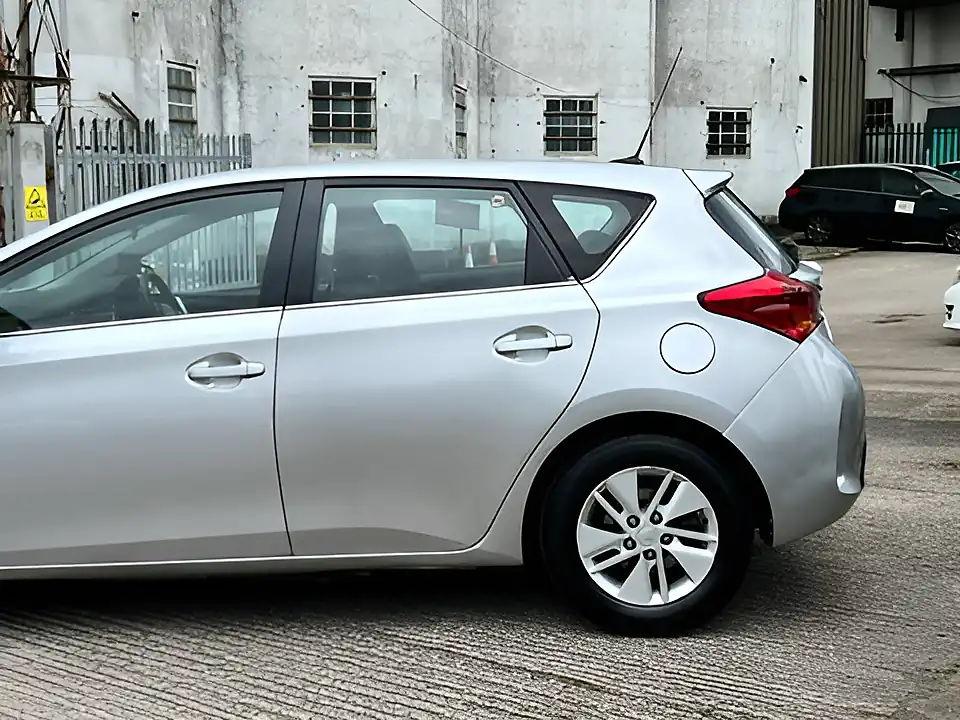 Used 2015 Toyota Auris Icon Silver - Interior and Exterior details 18
