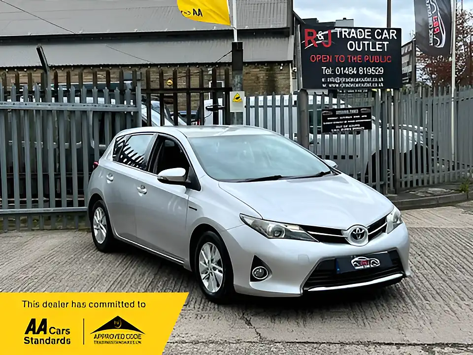 Used 2015 Toyota Auris Icon Silver - Interior and Exterior details 2