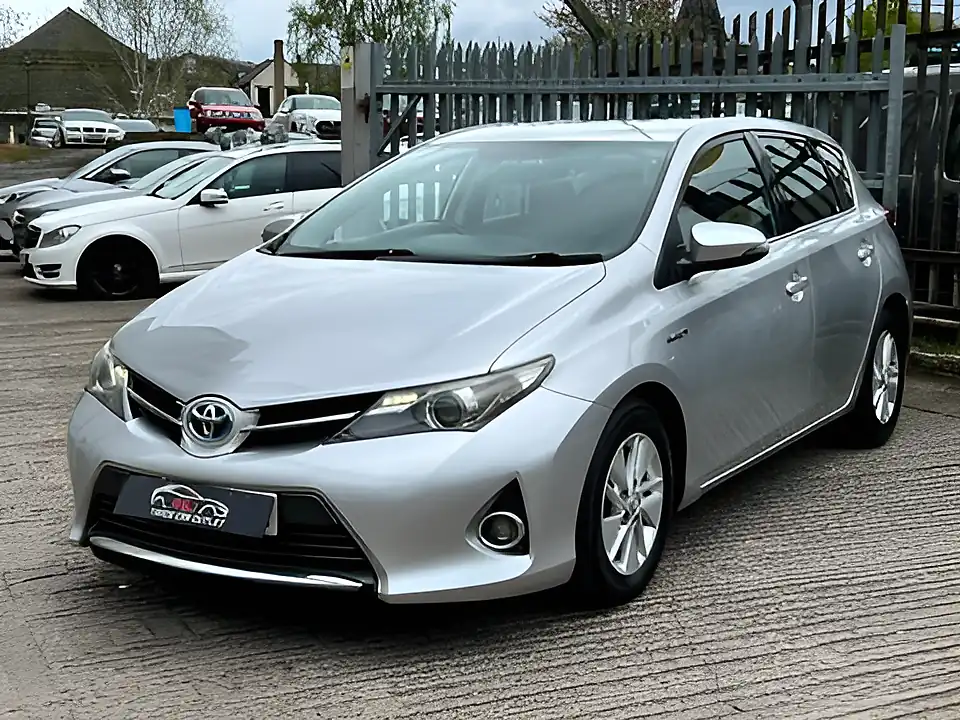 Used 2015 Toyota Auris Icon Silver - Interior and Exterior details 4