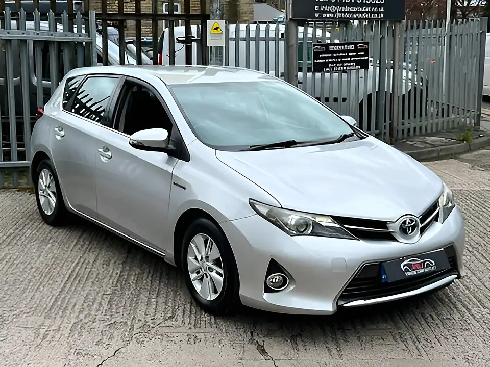 Used 2015 Toyota Auris Icon Silver - Interior and Exterior details 5