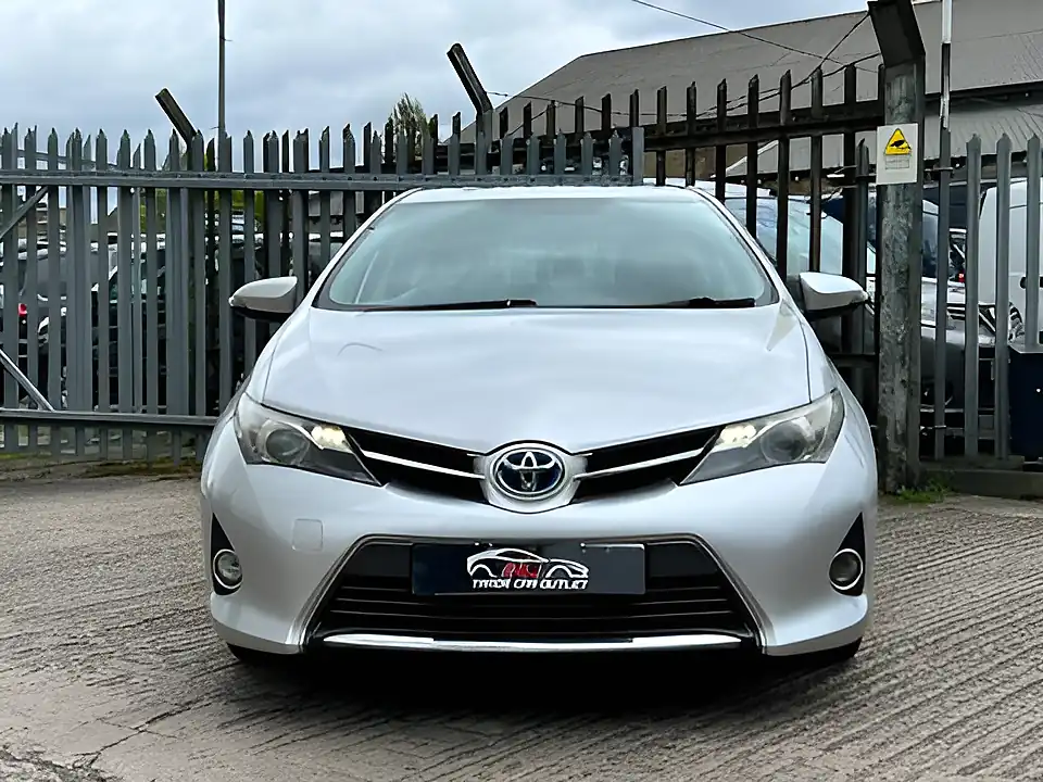 Used 2015 Toyota Auris Icon Silver - Interior and Exterior details 7
