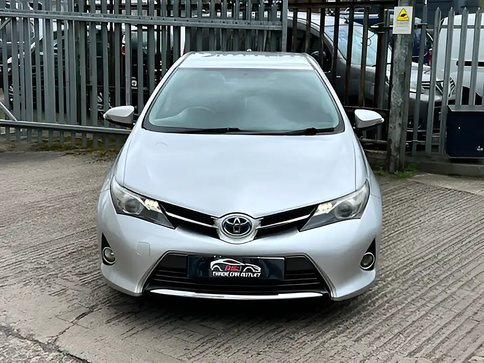 Used 2015 Toyota Auris Icon Silver - Interior and Exterior details 8
