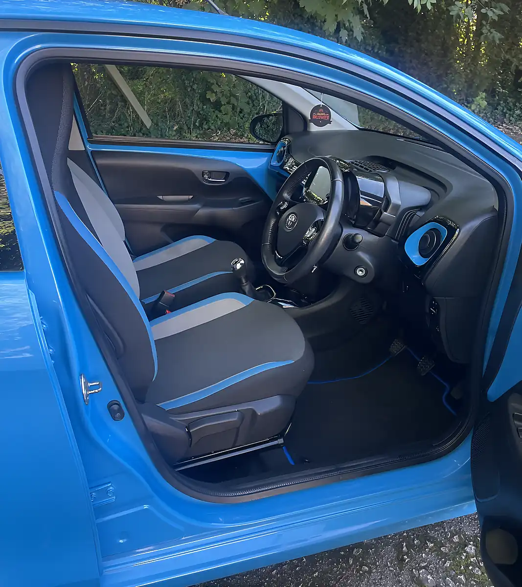 Used 2015 Toyota Aygo X-Cite Blue - Interior and Exterior details 8